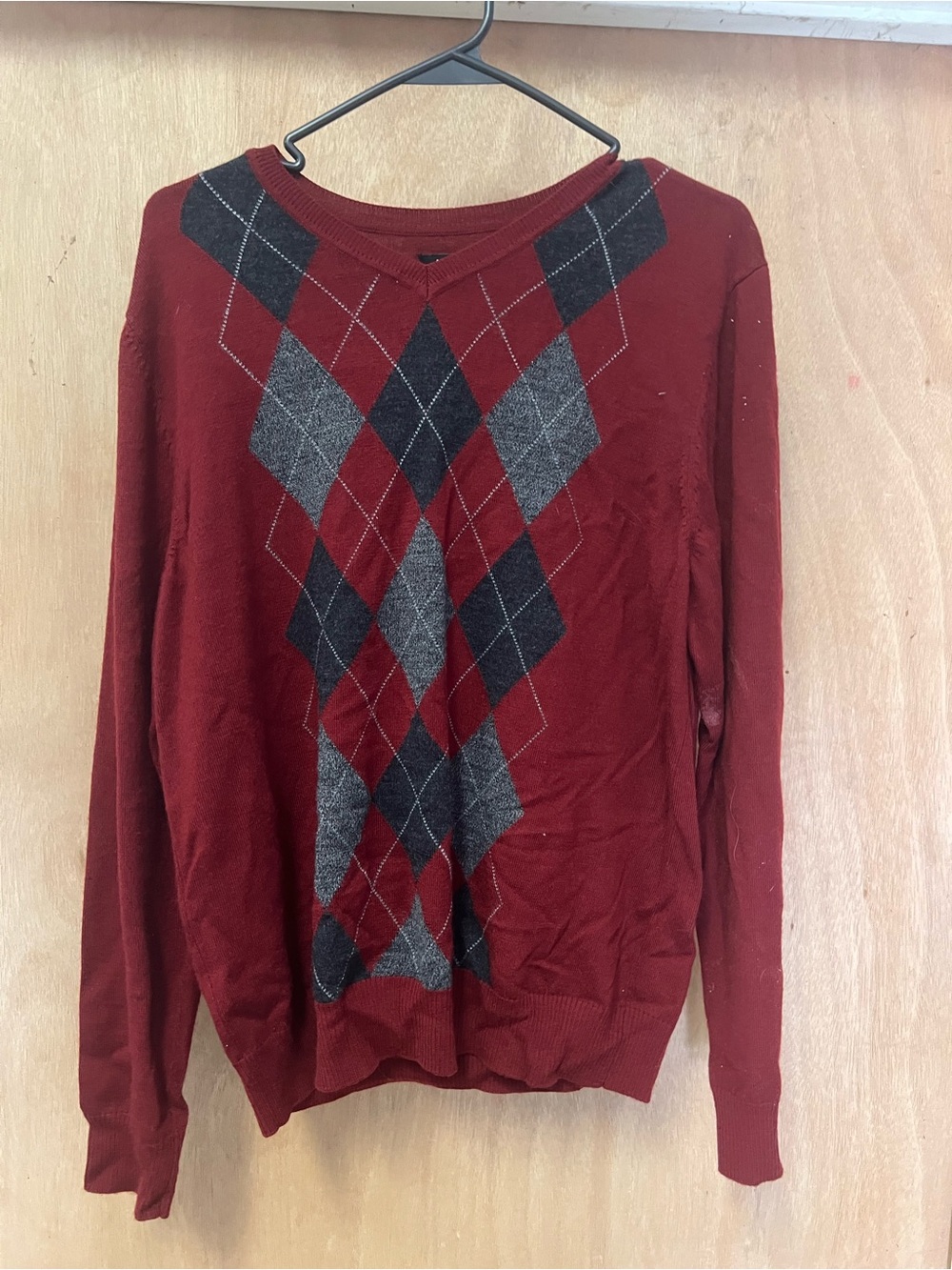 APT.9 Men’s Medium Burgundy Argyle V-Neck Sweater Red Gray